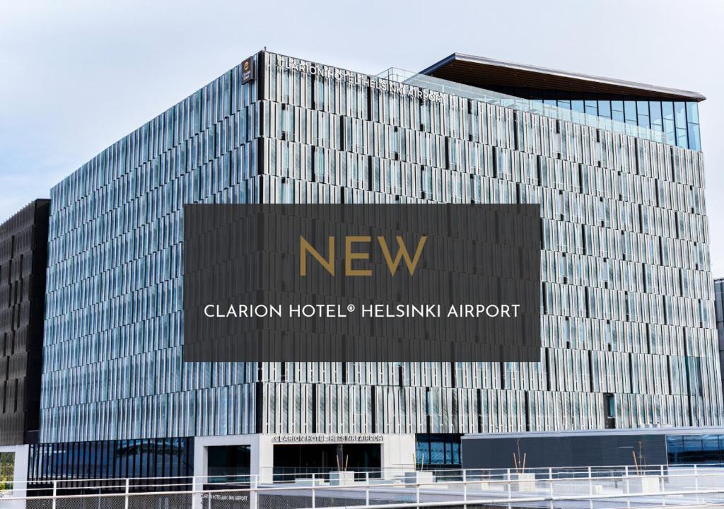 万塔Clarion Hotel Helsinki Airport的一座新建筑的侧面有标志