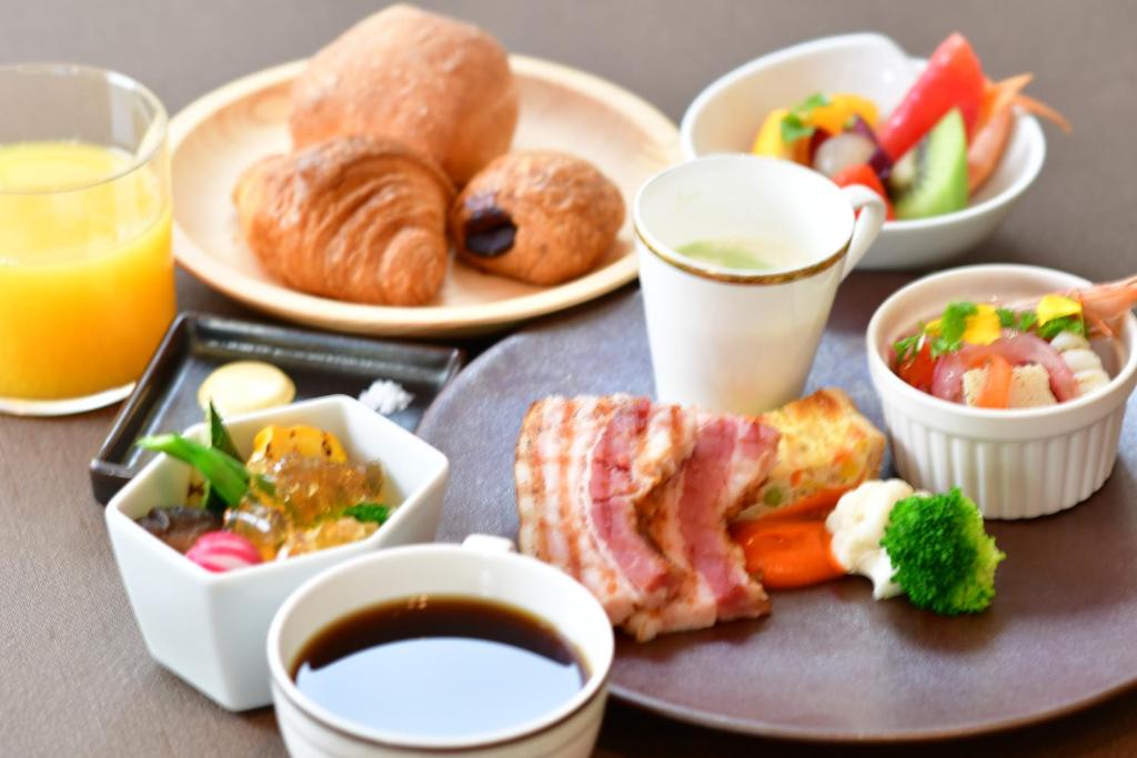 大阪大阪北新地莱斯酒店的桌子上摆着一盘早餐食品和饮料