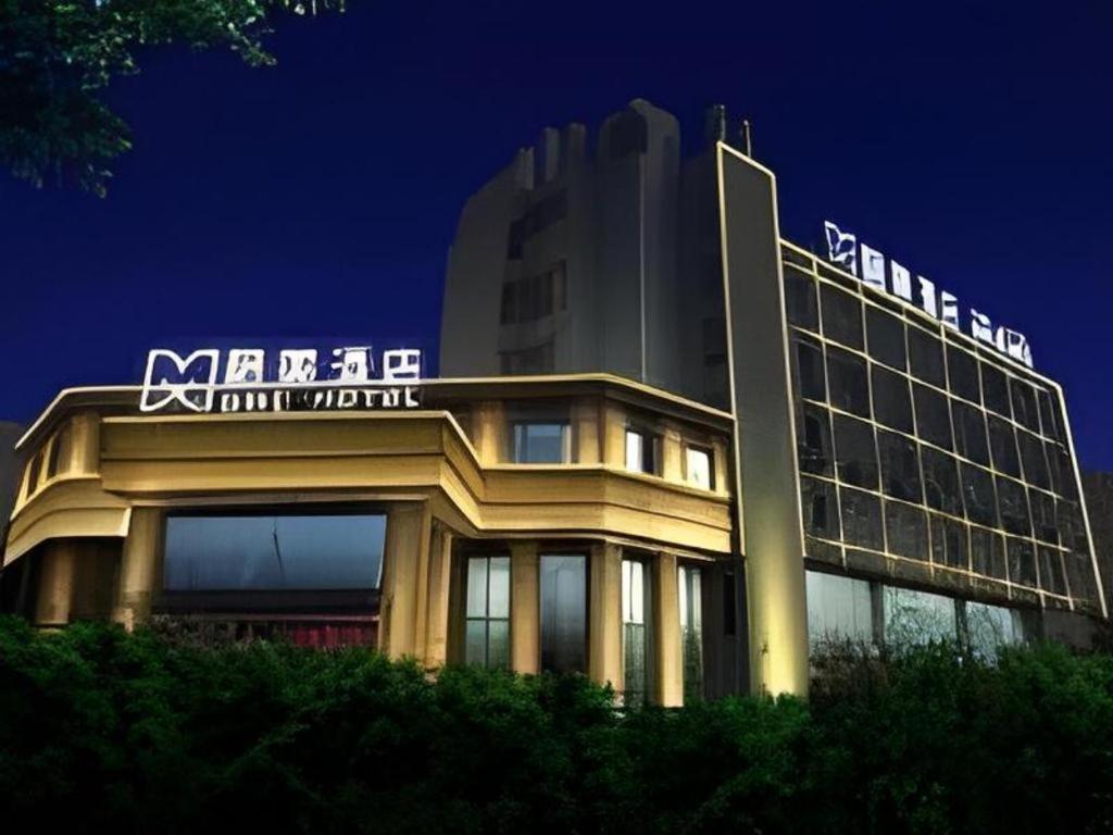 宁波GEM Hotel Ningbo Tongtu Road Minglou Metro Station的一座大建筑,上面有标志