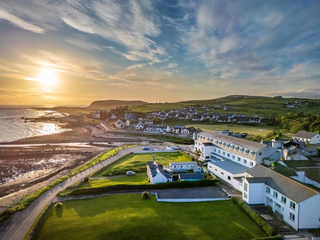 BlackwaterfootKinloch Hotel, Isle of Arran的海洋旁小镇的空中景观