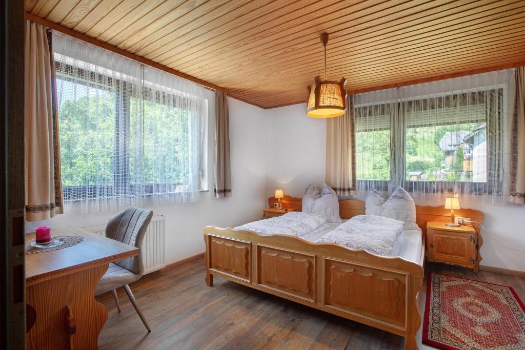 托特莫斯Am Wehrastrand App Pr的卧室配有一张床、一张书桌和窗户。