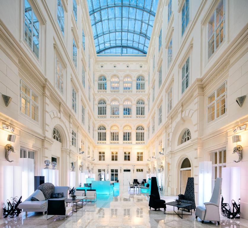布尔诺巴瑟罗布尔诺宫殿酒店的大楼内带桌椅的大型客房