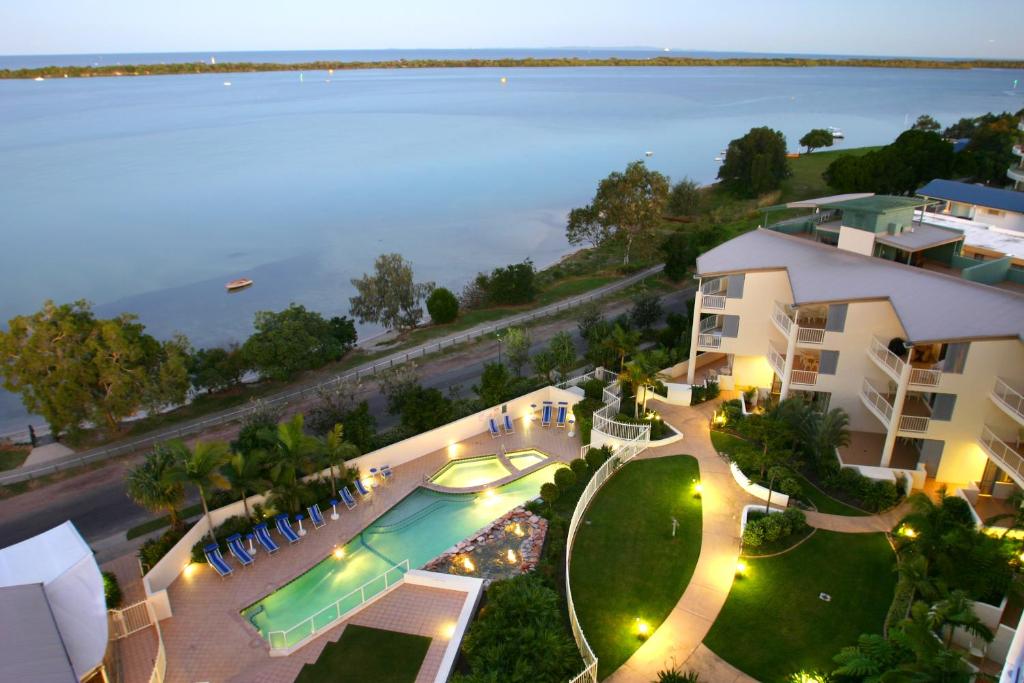 卡伦德拉驳船海滩度假酒店的享有带游泳池的度假村的空中景致