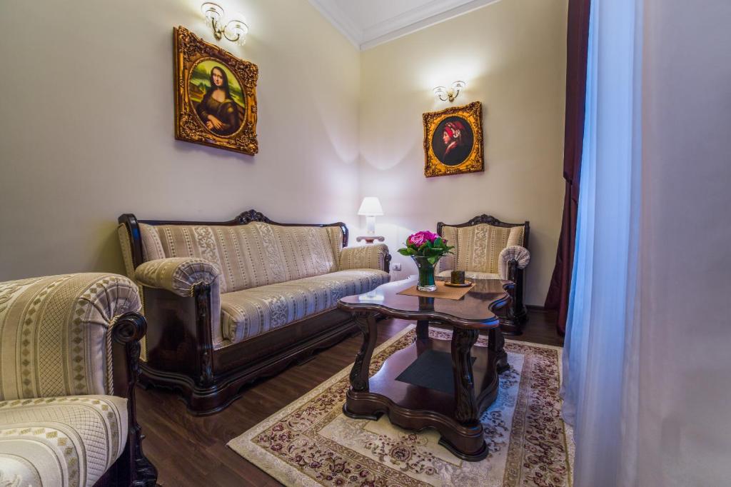 阿拉德毕加索精品酒店 的客厅配有沙发和桌子