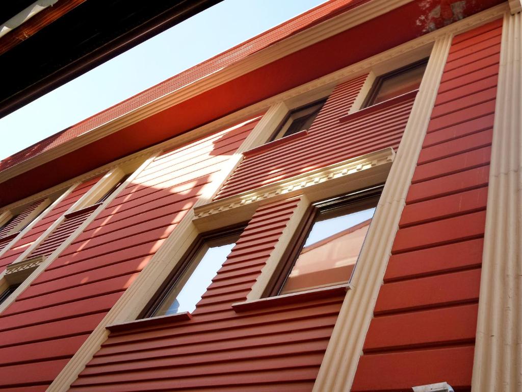 科尼亚阿斯亚酒店的一面有窗户的红色房子