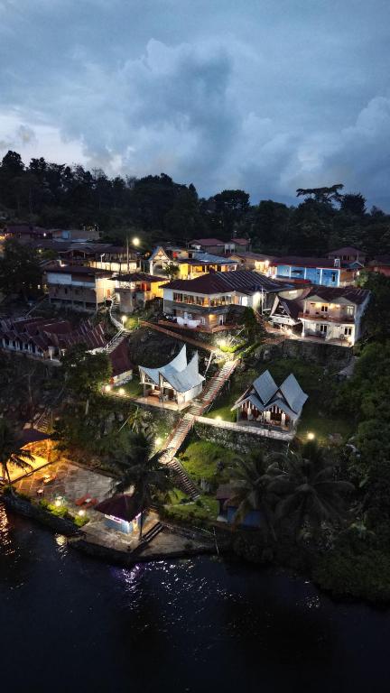图克图克Vandu's View Guest house & Restaurant的夜晚城市的空中景观