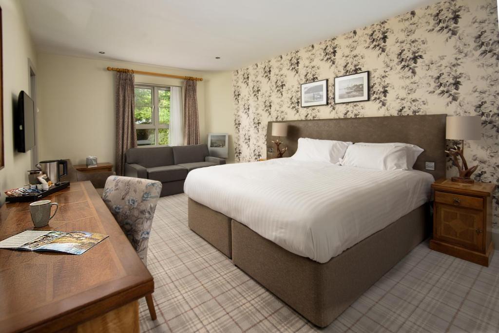 安布尔塞德The Waterhead Inn- The Inn Collection Group的一间卧室设有一张床和一间客厅。