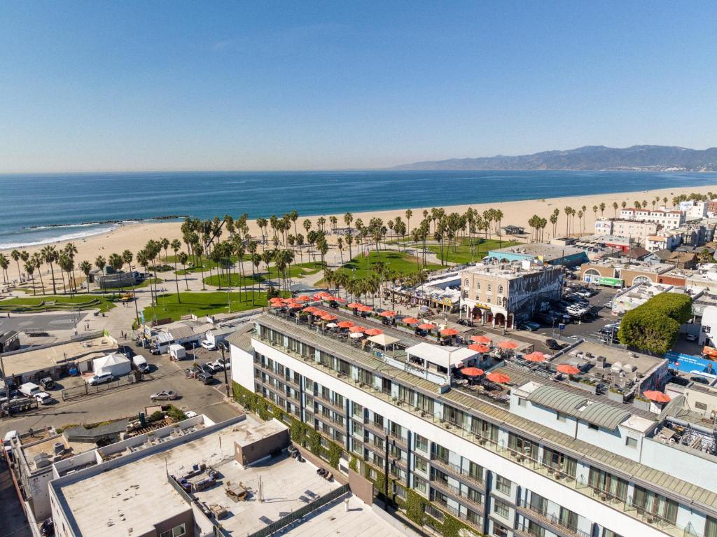 洛杉矶Hotel Erwin Venice Beach的享有城市和海滩的空中景致