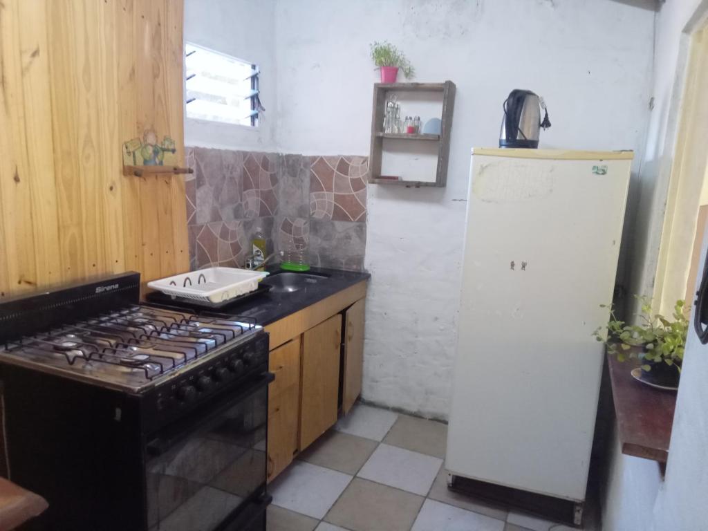 拉库布蕾Departamento La Cumbre的厨房配有炉灶和白色冰箱。