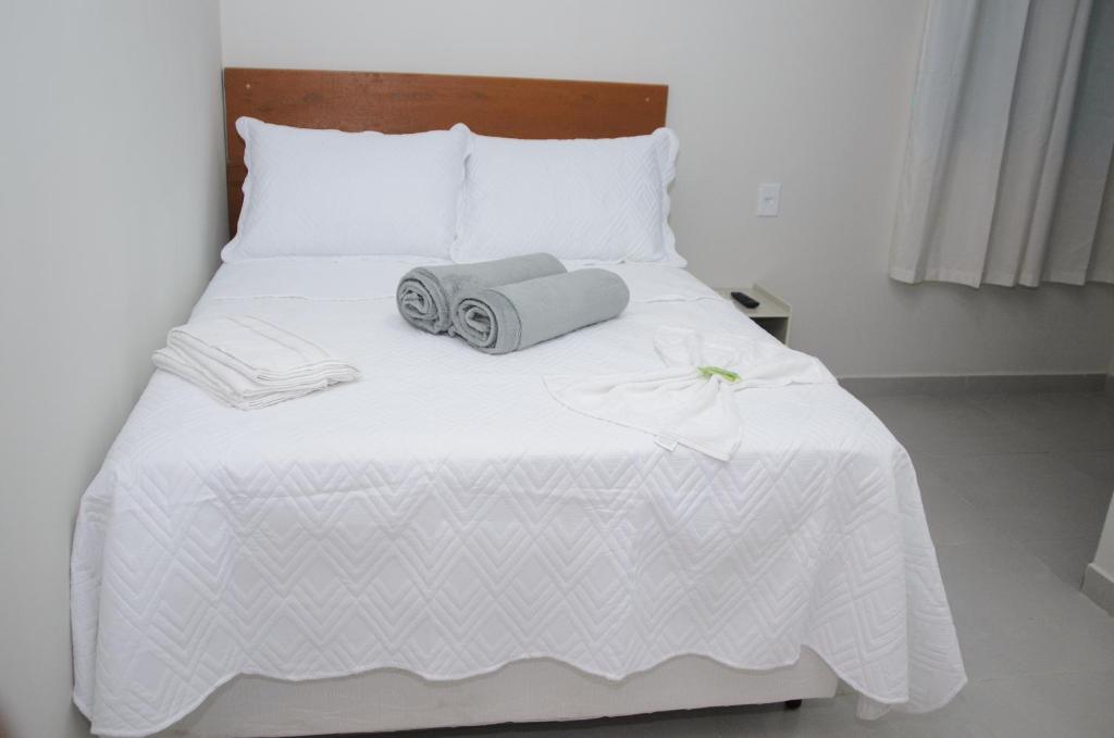 佩尼多Aconchego Fabuloso的一张白色的床,上面有摄像头