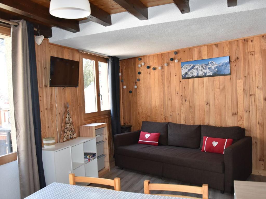 普拉洛尼昂拉瓦努瓦斯Appartement Pralognan-la-Vanoise, 2 pièces, 4 personnes - FR-1-464-86的带沙发和电视的客厅