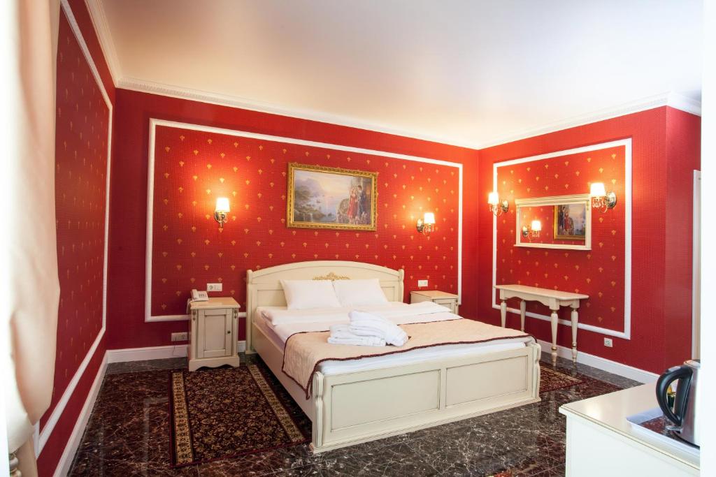 沃罗涅什Chapaev的卧室设有红色墙壁,配有一张床