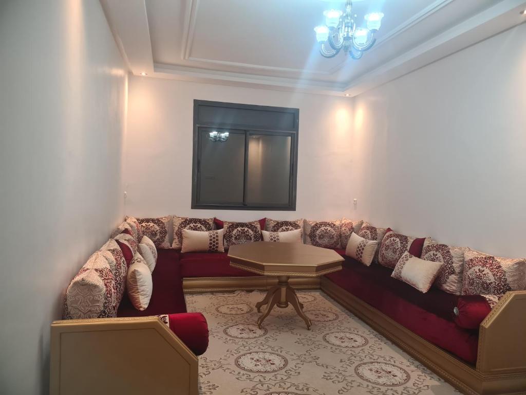 阿加迪尔Maison N 221 Hay Mohammadi Agadir Maroc的客厅配有沙发和桌子