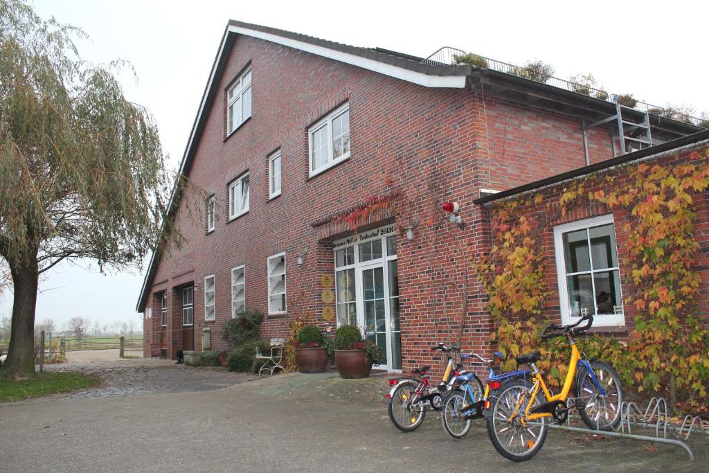 旺格兰特瑞乎富乡村民宿的停在砖砌建筑外的一群自行车