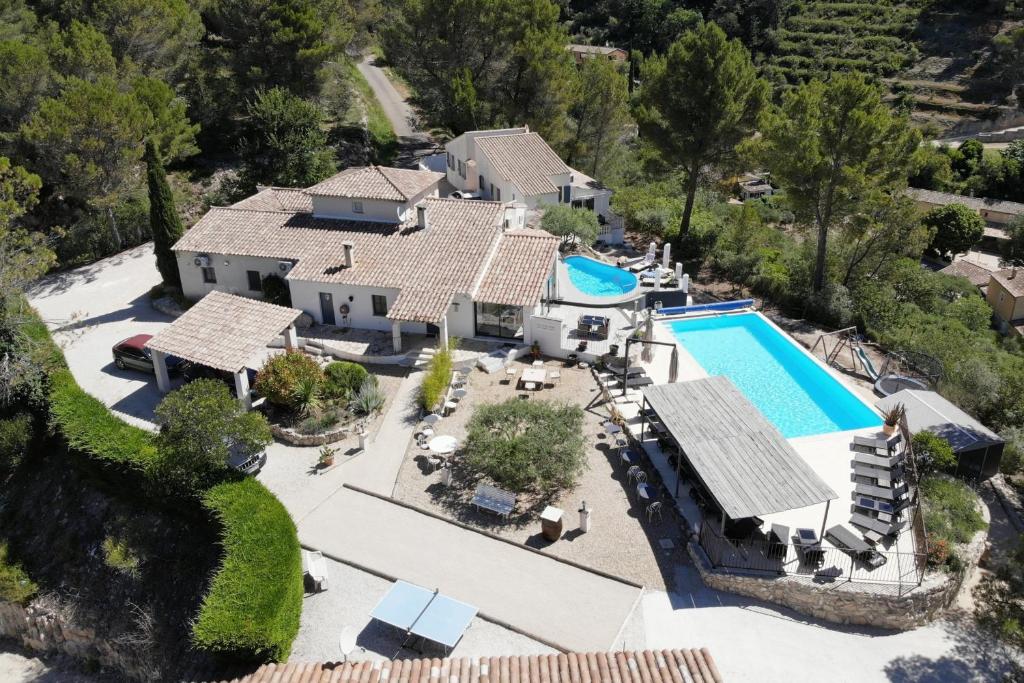 方丹·德·沃克吕兹B&B Villa Chante Coucou的享有带游泳池的房屋的空中景致
