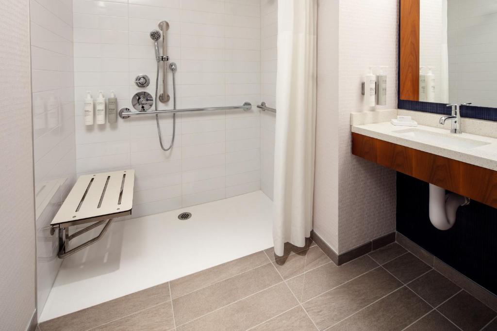 Hampton Inn by Hilton New York Times Square的一间浴室