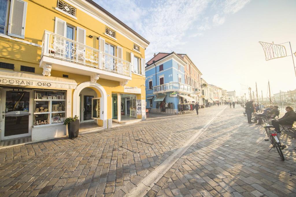 切塞纳蒂科Le Stanze Di Leonardo的城市中一条鹅卵石街道,有建筑