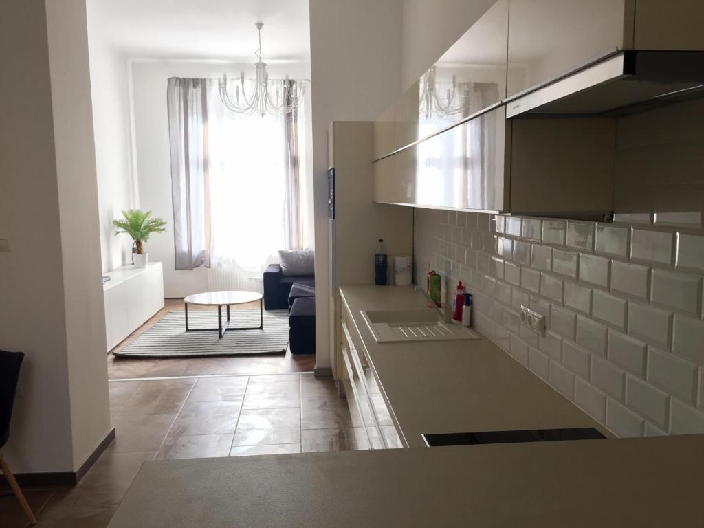 布达佩斯白色梦幻公寓的一个带柜台和桌子的厨房