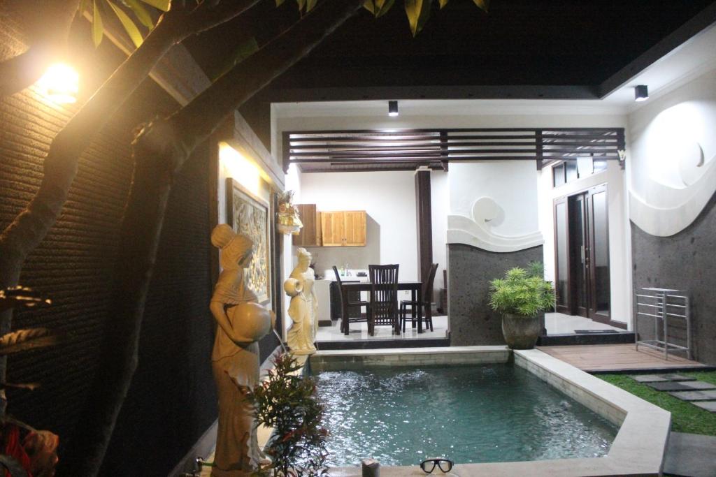 坎古艾力特巴厘岛别墅的房屋中间的游泳池