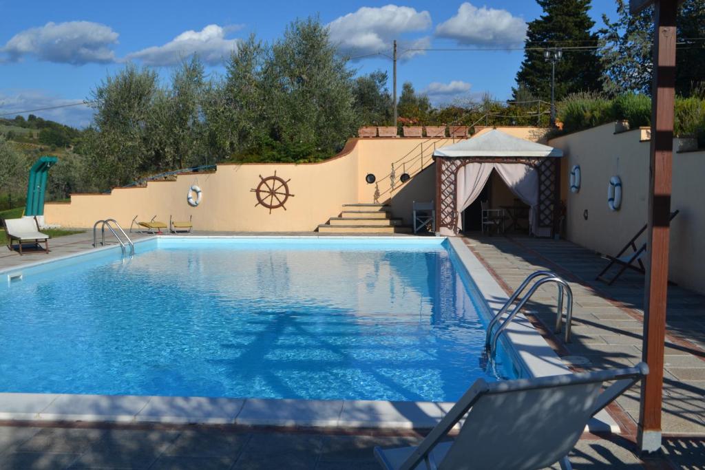 蒙泰斯佩尔托利Turignano Apartment的房屋旁带凉亭的游泳池