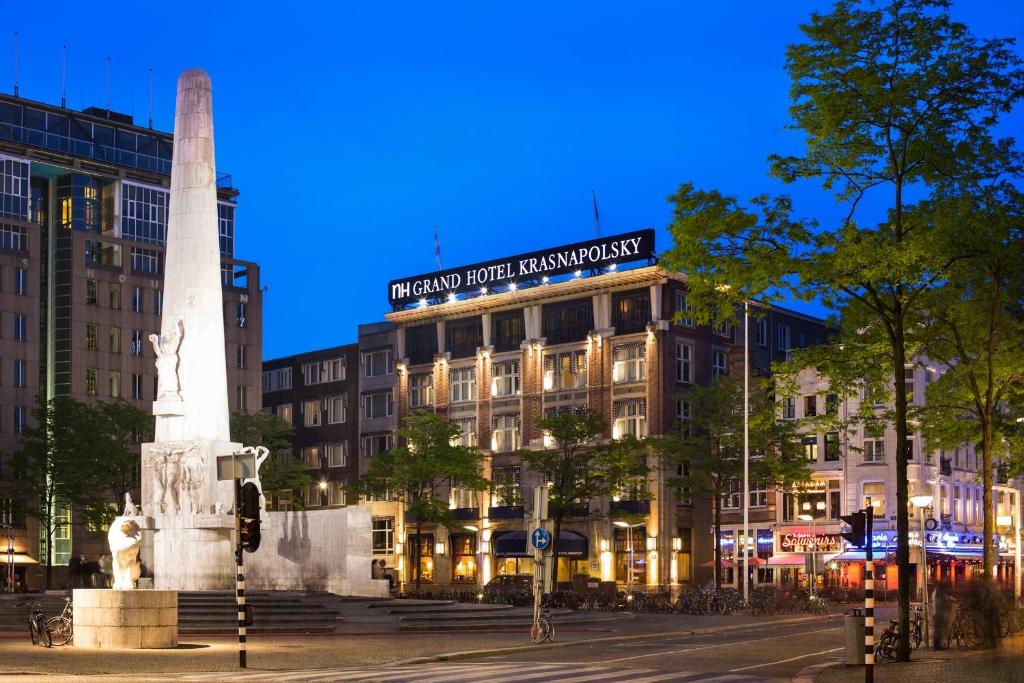 阿姆斯特丹NH酒店的前面有纪念碑的建筑