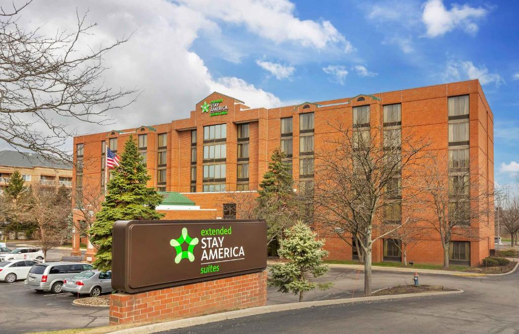 独立市Extended Stay America Premier Suites - Cleveland - Independence的一座大型砖砌建筑,前面有标志