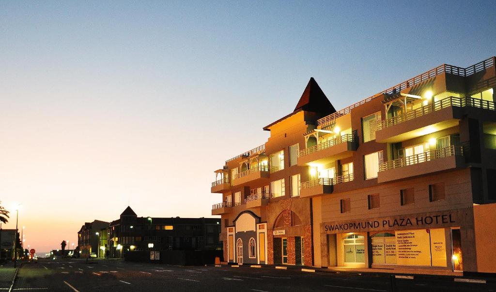 斯瓦科普蒙德Swakopmund Plaza Hotel的街道边有灯的建筑物