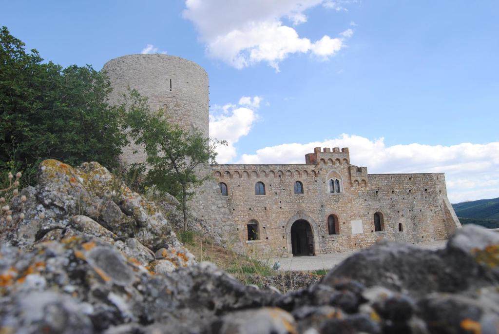 BovinoResidenza Ducale的一座大型石头建筑,山上有塔