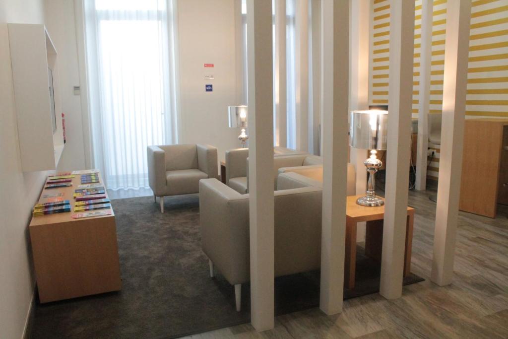 波尔图瑟库洛索夫特旅馆的客厅配有沙发、椅子和桌子