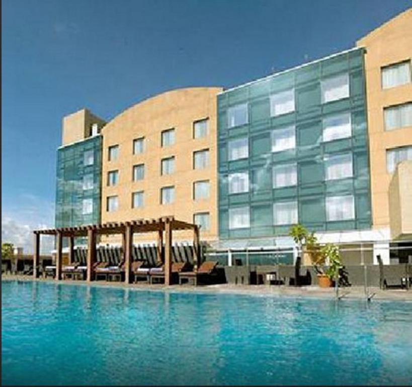 浦那浦那皇家奥奇德中心酒店的大楼前的大型游泳池
