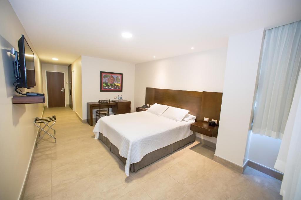 瓜亚基尔马尔奇丽斯酒店的酒店客房,配有床和电视