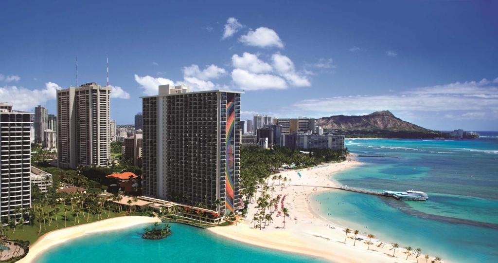 檀香山夏威夷威基基海滩希尔顿度假酒店的享有海滩、建筑和大海的景色