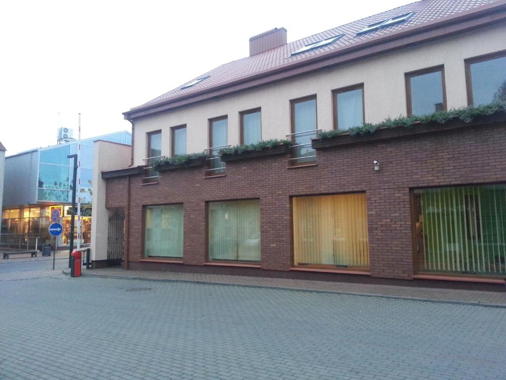 马里扬泊列凯塔旅馆的街上有窗户的砖砌建筑