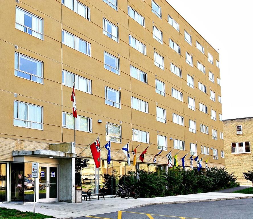 渥太华酒店及会议中心 - 渥太华市区的建筑物前的一排旗帜