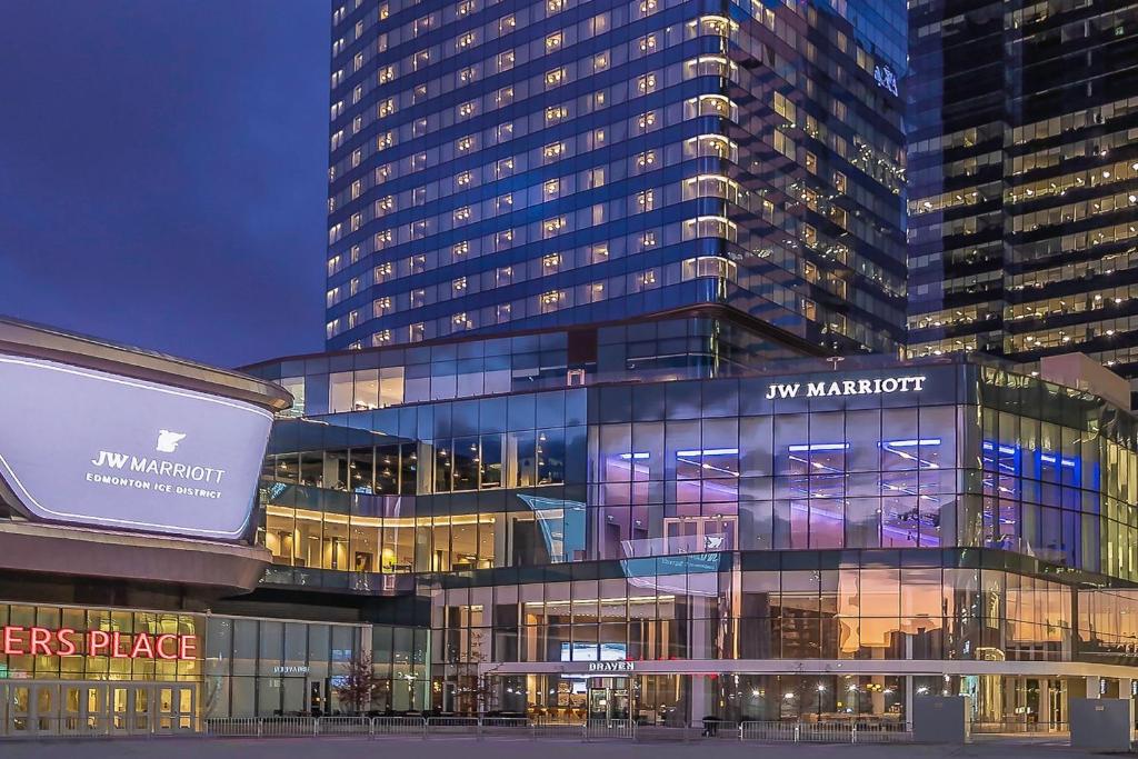 埃德蒙顿JW Marriott Edmonton ICE District的一座大型玻璃建筑,前面有标志