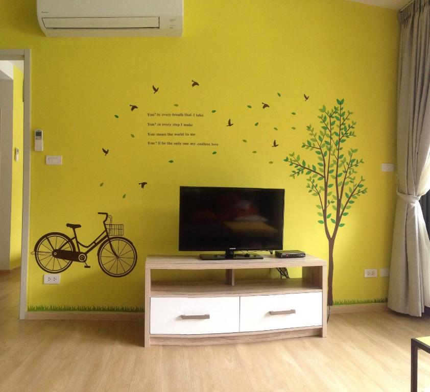 七岩班圣克兰姆公寓的客厅配有电视,墙上有自行车