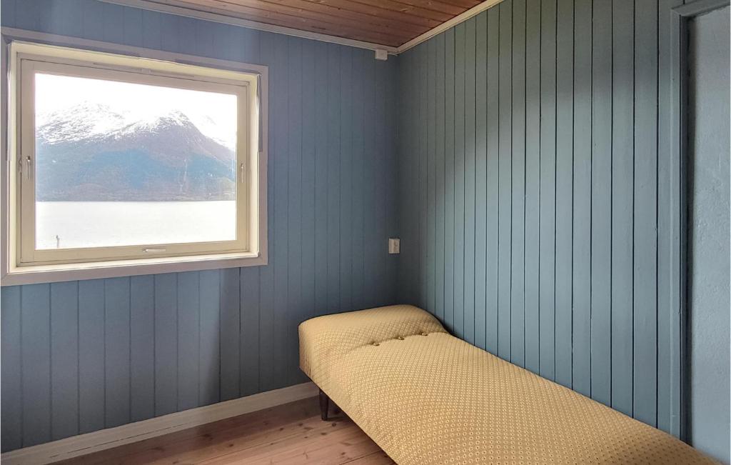 DjønnoBeautiful Home In Vallavik With Kitchen的小房间设有长凳和窗户