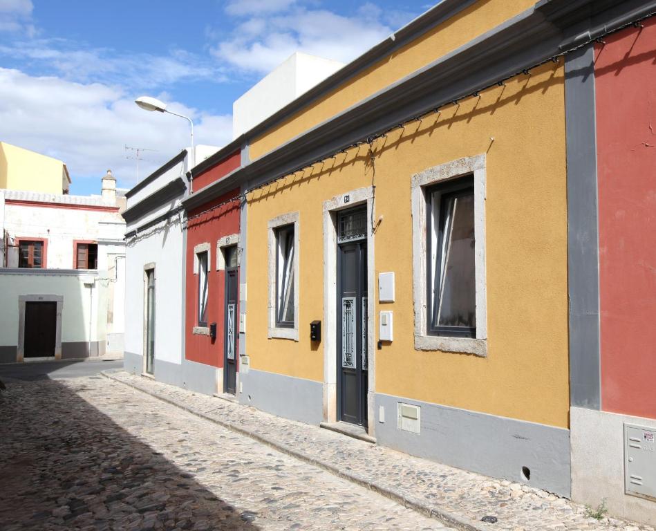 法鲁Casa da Viola - Faro的街上一排色彩缤纷的房屋