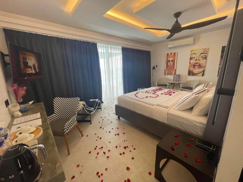 Epic Suites Bohol ADULTS ONLY客房内的一张或多张床位