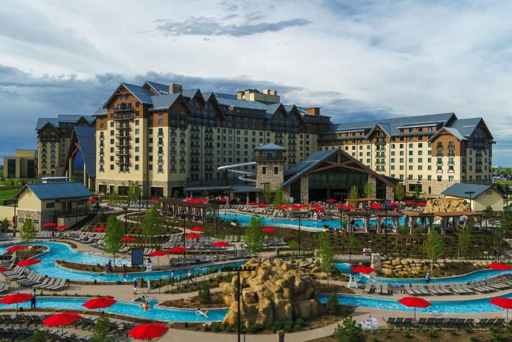 奥罗拉Gaylord Rockies Resort & Convention Center的一个带游泳池和水上公园的度假胜地