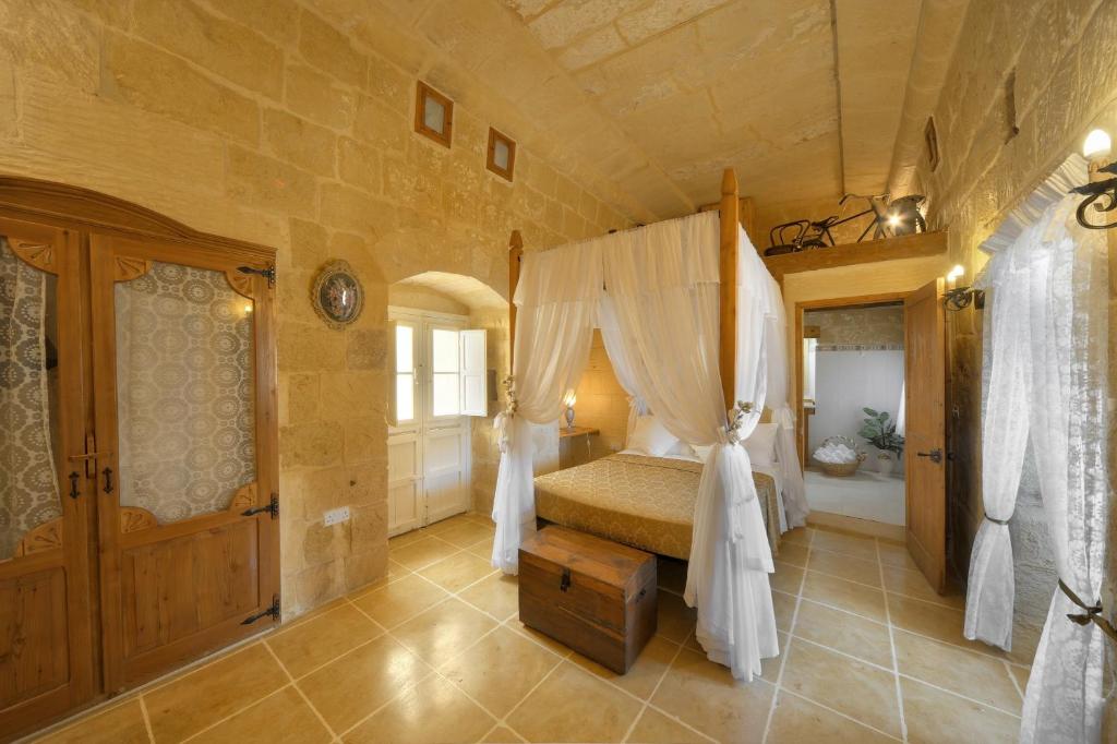 Kerċem戈佐休闲农庄的一间卧室配有一张带天蓬的床