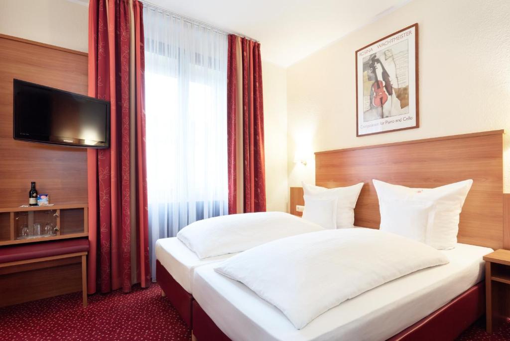 杜塞尔多夫多利纳酒店的酒店客房设有两张床和电视。
