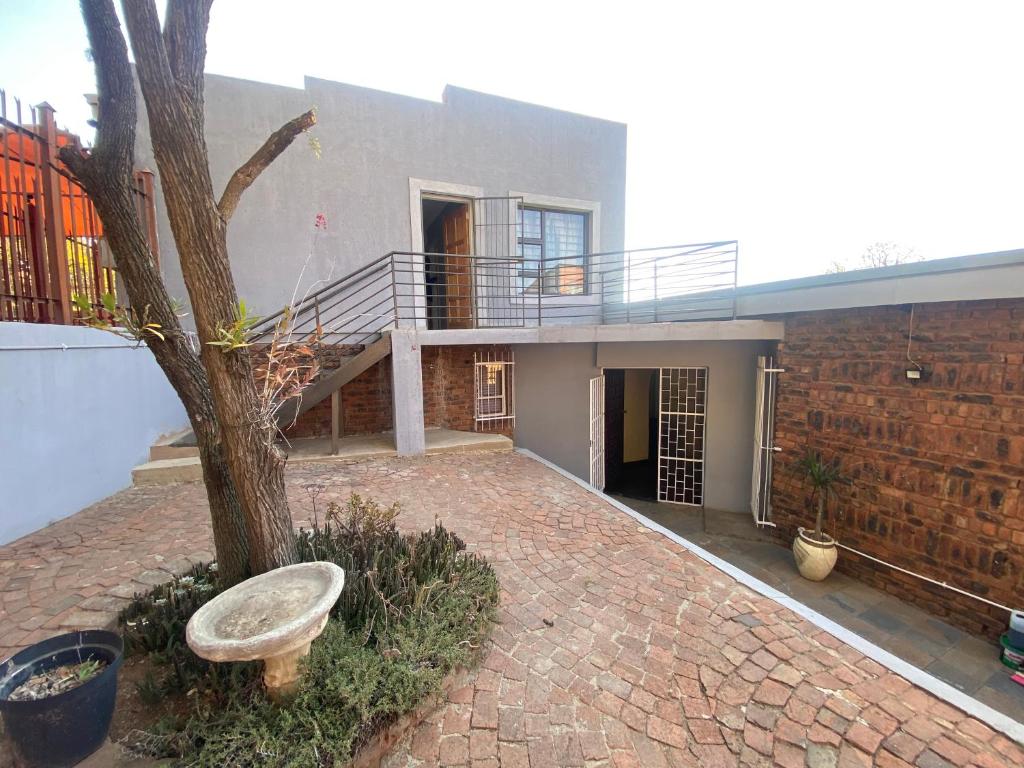 比勒陀利亚Mbobo Legacy Residence的树屋和砖车道