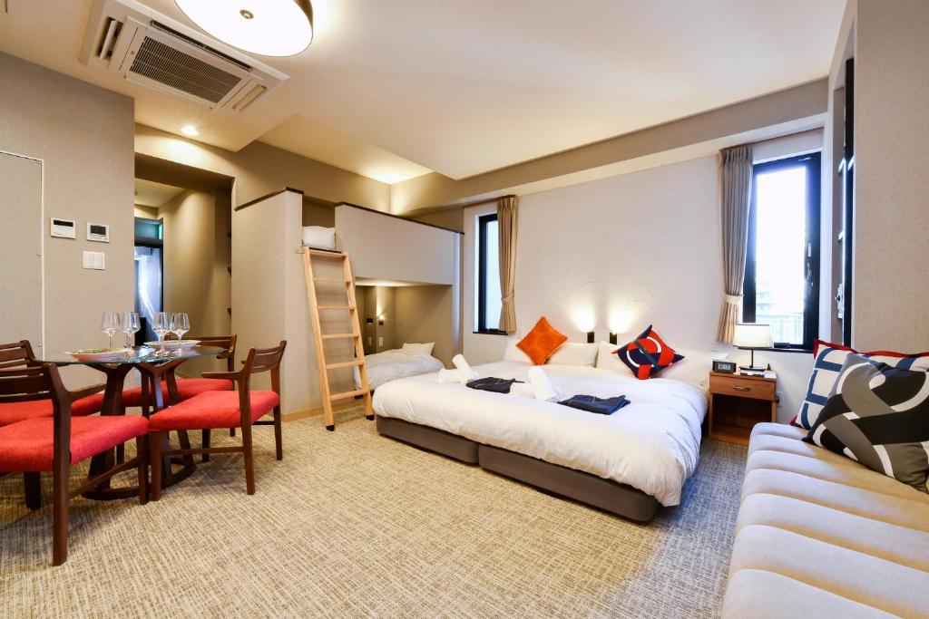 东京ENT TERRACE AKIHABARA的酒店客房 - 带一张床和用餐室