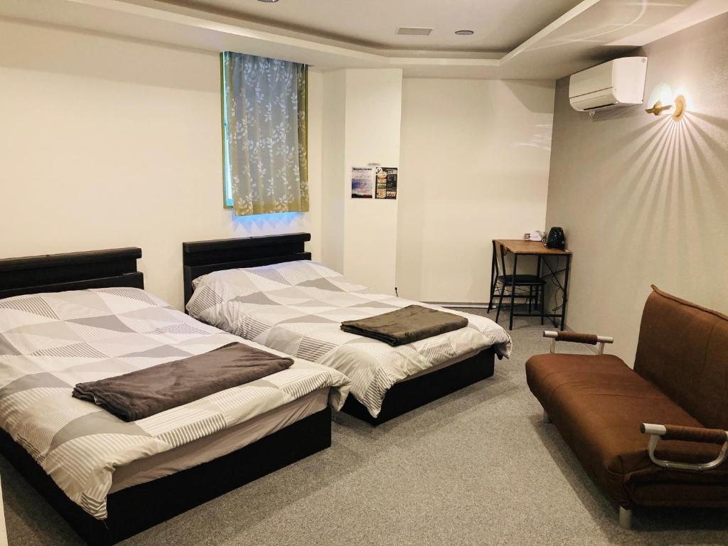 大阪HOTEL LEOLA - Vacation STAY 25808v的酒店客房,设有两张床和一张沙发