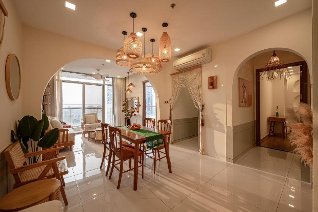 胡志明市Apartment in Landmark-Vinhome Central Park by Yen的用餐室以及带桌椅的起居室。