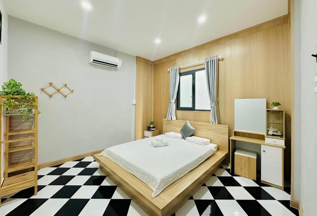芹苴Can Tho Home & Apartment 1的卧室配有一张床,铺有黑白的格子地板。