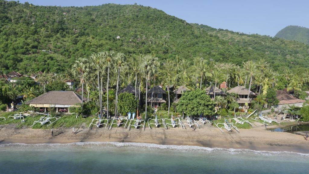 艾湄湾珊瑚景别墅酒店的海滩上带椅子的度假村的空中景致