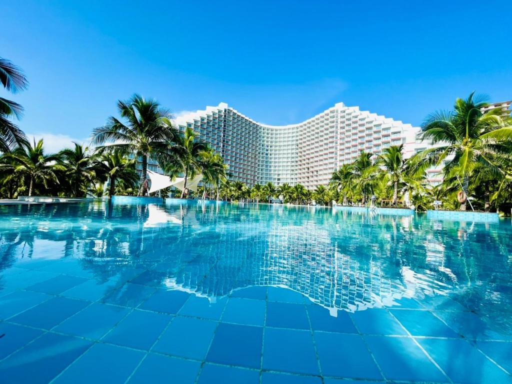 Miếu ÔngArena Cam Ranh Bay Resort的从游泳池欣赏到度假村的景色