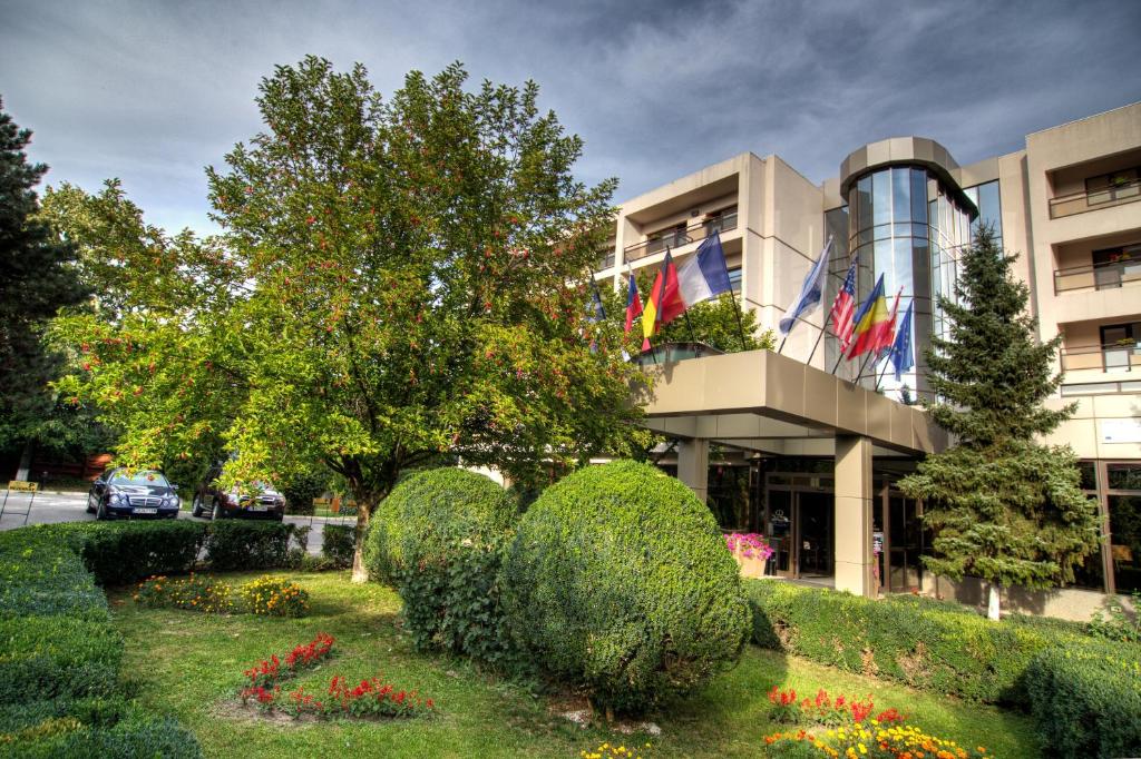 巴克乌杜姆布瓦维酒店的建筑前有灌木和花的建筑